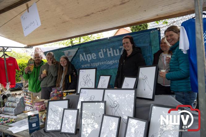 Bezoekers weten vlooienmarkt op 't Harde ondanks minder weer massaal te vinden. - &copy; NWVFoto.nl