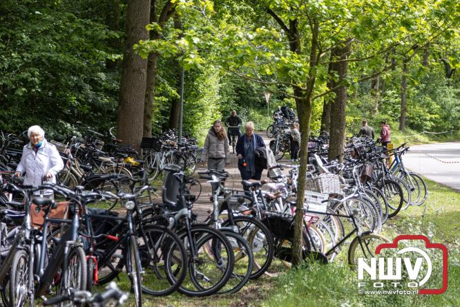 Bezoekers weten vlooienmarkt op 't Harde ondanks minder weer massaal te vinden. - &copy; NWVFoto.nl