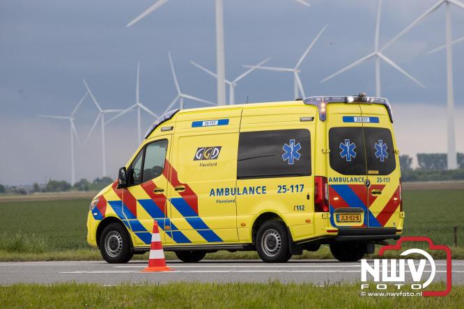 Een persoon voor controle mee naar het ziekenhuis na ongeval door voorrangsfout Elburgerweg met de Hondweg. - &copy; NWVFoto.nl
