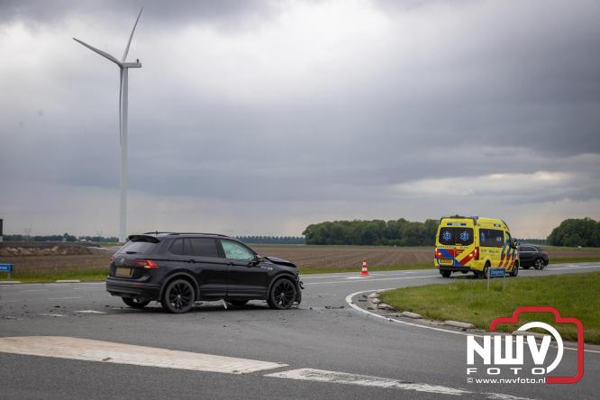 Een persoon voor controle mee naar het ziekenhuis na ongeval door voorrangsfout Elburgerweg met de Hondweg. - &copy; NWVFoto.nl