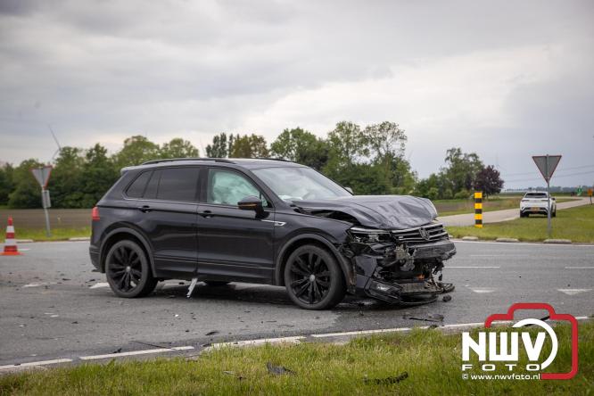 Een persoon voor controle mee naar het ziekenhuis na ongeval door voorrangsfout Elburgerweg met de Hondweg. - &copy; NWVFoto.nl