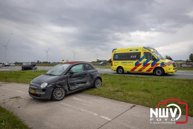 Een persoon voor controle mee naar het ziekenhuis na ongeval door voorrangsfout Elburgerweg met de Hondweg. - &copy; NWVFoto.nl