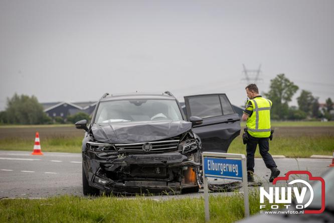 Een persoon voor controle mee naar het ziekenhuis na ongeval door voorrangsfout Elburgerweg met de Hondweg. - &copy; NWVFoto.nl