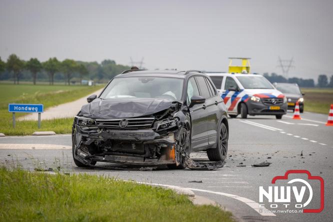 Een persoon voor controle mee naar het ziekenhuis na ongeval door voorrangsfout Elburgerweg met de Hondweg. - &copy; NWVFoto.nl