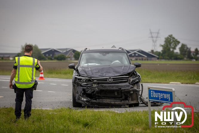 Een persoon voor controle mee naar het ziekenhuis na ongeval door voorrangsfout Elburgerweg met de Hondweg. - &copy; NWVFoto.nl