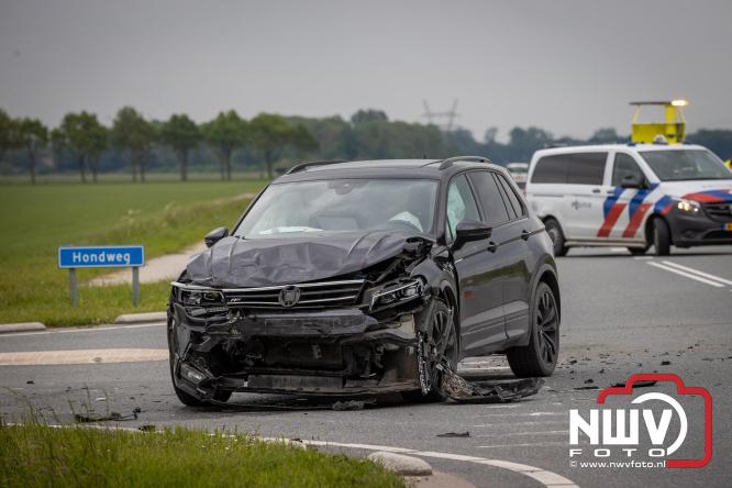 Een persoon voor controle mee naar het ziekenhuis na ongeval door voorrangsfout Elburgerweg met de Hondweg. - &copy; NWVFoto.nl