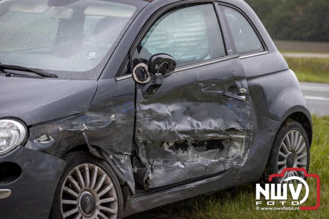 Een persoon voor controle mee naar het ziekenhuis na ongeval door voorrangsfout Elburgerweg met de Hondweg. - &copy; NWVFoto.nl