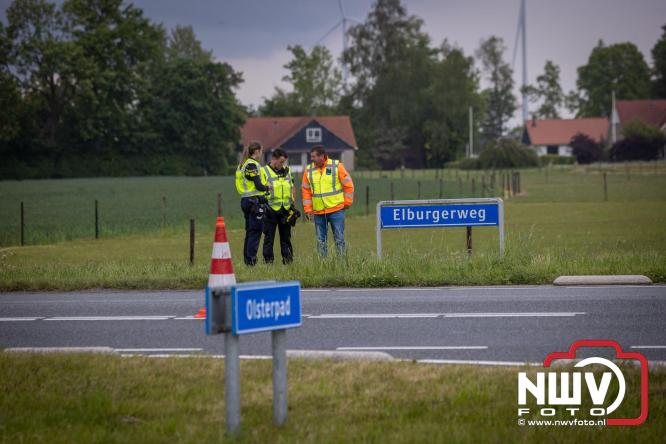 Een persoon voor controle mee naar het ziekenhuis na ongeval door voorrangsfout Elburgerweg met de Hondweg. - &copy; NWVFoto.nl