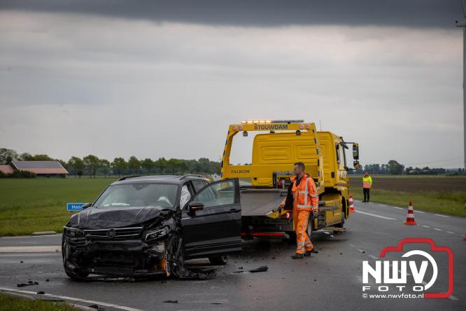 Een persoon voor controle mee naar het ziekenhuis na ongeval door voorrangsfout Elburgerweg met de Hondweg. - &copy; NWVFoto.nl
