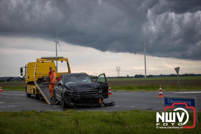 Een persoon voor controle mee naar het ziekenhuis na ongeval door voorrangsfout Elburgerweg met de Hondweg. - &copy; NWVFoto.nl