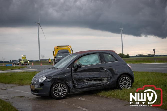 Een persoon voor controle mee naar het ziekenhuis na ongeval door voorrangsfout Elburgerweg met de Hondweg. - &copy; NWVFoto.nl