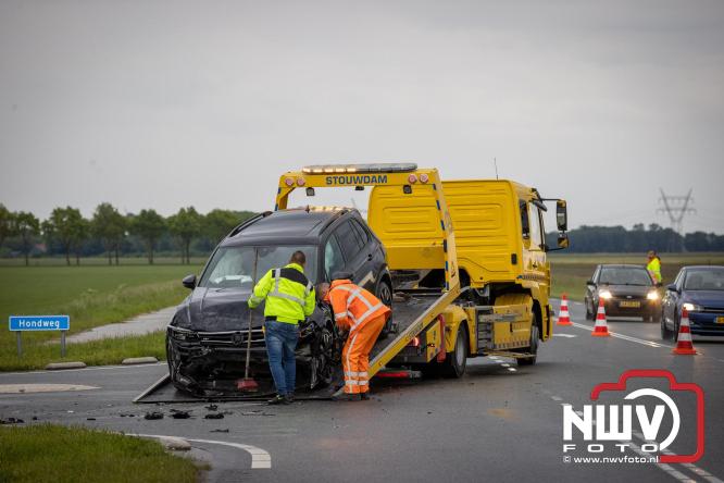 Een persoon voor controle mee naar het ziekenhuis na ongeval door voorrangsfout Elburgerweg met de Hondweg. - &copy; NWVFoto.nl