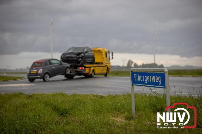 Een persoon voor controle mee naar het ziekenhuis na ongeval door voorrangsfout Elburgerweg met de Hondweg. - &copy; NWVFoto.nl