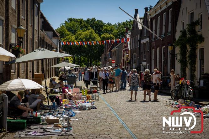 Volle terrassen, drukke kramen en zomerse gezelligheid tijdens Pinkstermarkt in Elburg - &copy; NWVFoto.nl