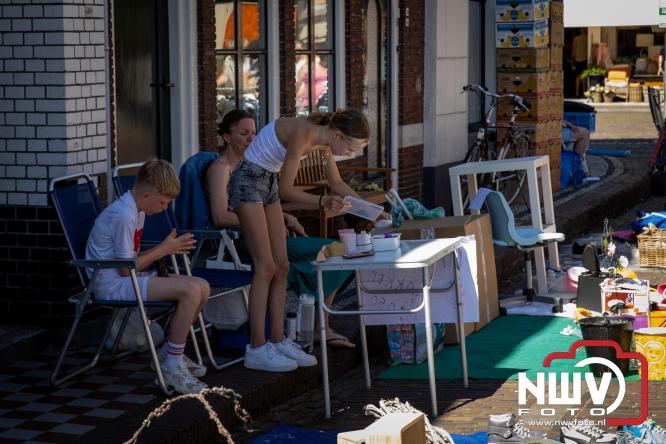 Volle terrassen, drukke kramen en zomerse gezelligheid tijdens Pinkstermarkt in Elburg - &copy; NWVFoto.nl