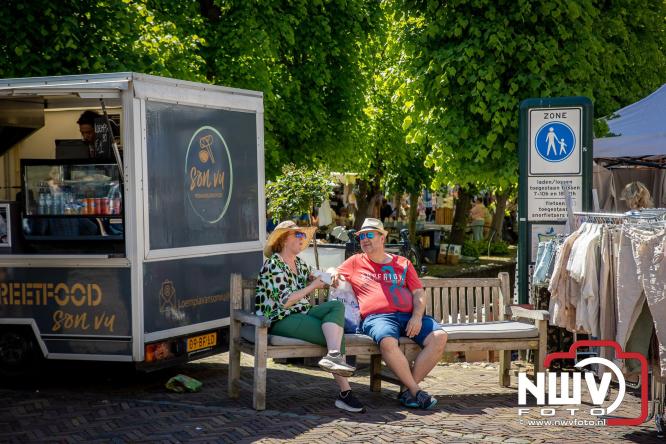 Volle terrassen, drukke kramen en zomerse gezelligheid tijdens Pinkstermarkt in Elburg - &copy; NWVFoto.nl