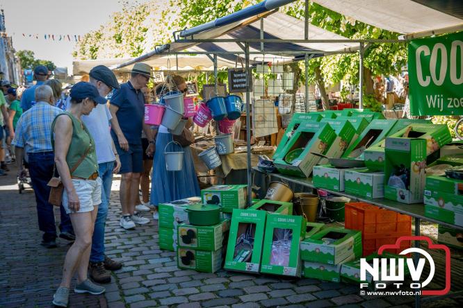 Volle terrassen, drukke kramen en zomerse gezelligheid tijdens Pinkstermarkt in Elburg - &copy; NWVFoto.nl
