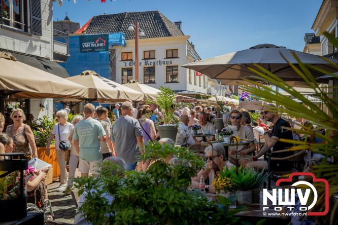 Volle terrassen, drukke kramen en zomerse gezelligheid tijdens Pinkstermarkt in Elburg - &copy; NWVFoto.nl