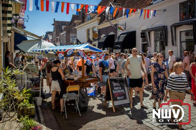 Volle terrassen, drukke kramen en zomerse gezelligheid tijdens Pinkstermarkt in Elburg - &copy; NWVFoto.nl