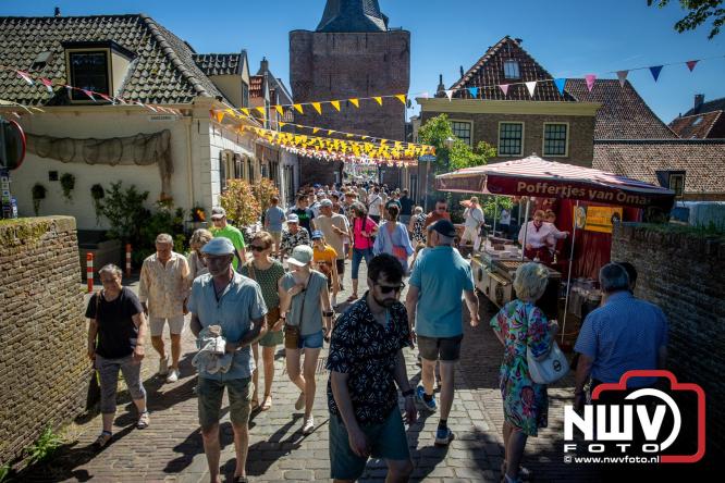 Volle terrassen, drukke kramen en zomerse gezelligheid tijdens Pinkstermarkt in Elburg - &copy; NWVFoto.nl