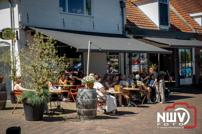 Volle terrassen, drukke kramen en zomerse gezelligheid tijdens Pinkstermarkt in Elburg - &copy; NWVFoto.nl
