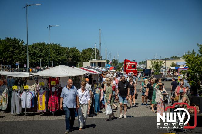 Volle terrassen, drukke kramen en zomerse gezelligheid tijdens Pinkstermarkt in Elburg - &copy; NWVFoto.nl