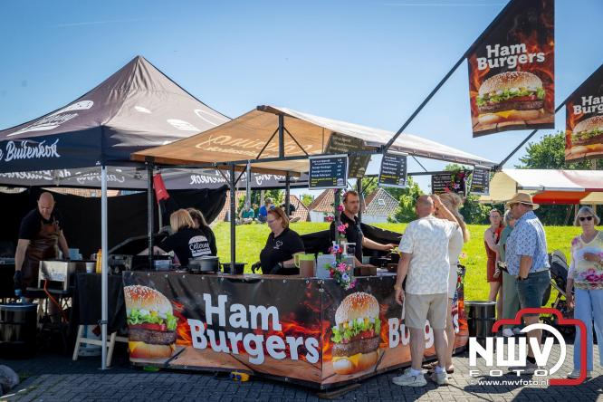 Volle terrassen, drukke kramen en zomerse gezelligheid tijdens Pinkstermarkt in Elburg - &copy; NWVFoto.nl