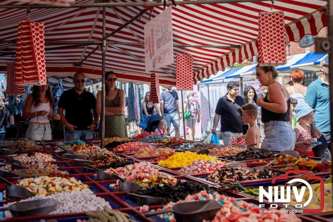 Volle terrassen, drukke kramen en zomerse gezelligheid tijdens Pinkstermarkt in Elburg - &copy; NWVFoto.nl