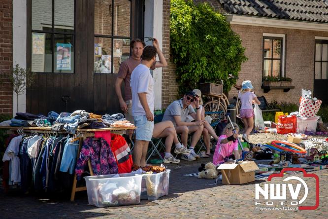 Volle terrassen, drukke kramen en zomerse gezelligheid tijdens Pinkstermarkt in Elburg - &copy; NWVFoto.nl