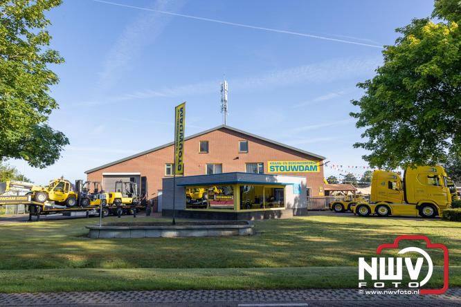 Kranen, trucks en bergingsvoertuigen stelen de show tijdens jubileumfeest van Kraan- en Bergingsbedrijf Stouwdam in Oldebroek. - &copy; NWVFoto.nl