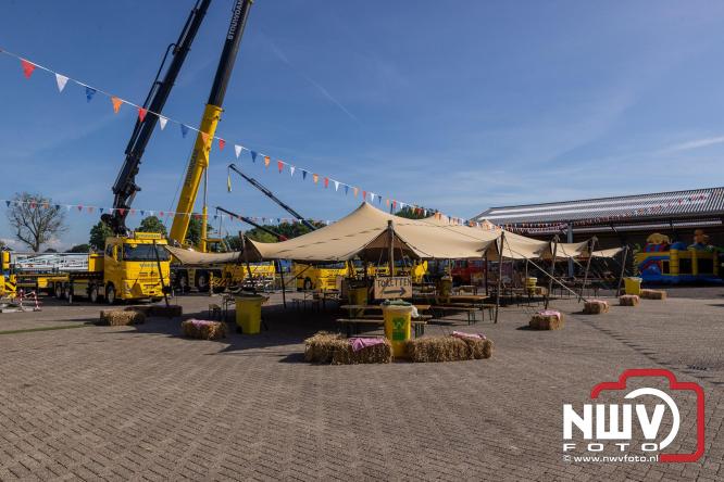 Kranen, trucks en bergingsvoertuigen stelen de show tijdens jubileumfeest van Kraan- en Bergingsbedrijf Stouwdam in Oldebroek. - &copy; NWVFoto.nl