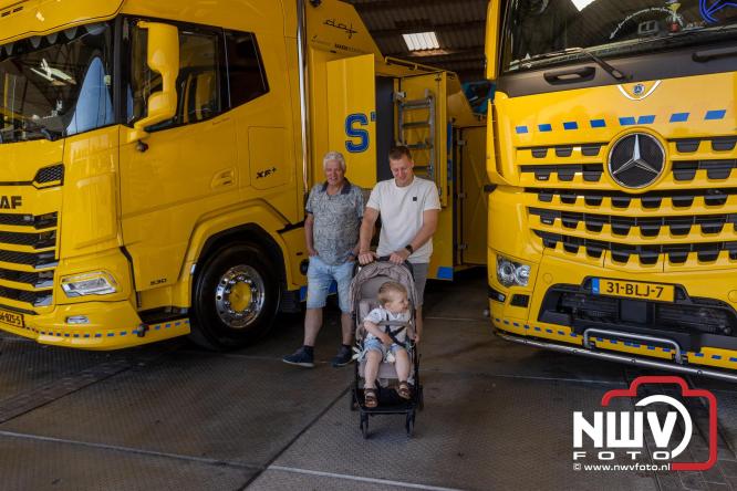 Kranen, trucks en bergingsvoertuigen stelen de show tijdens jubileumfeest van Kraan- en Bergingsbedrijf Stouwdam in Oldebroek. - &copy; NWVFoto.nl