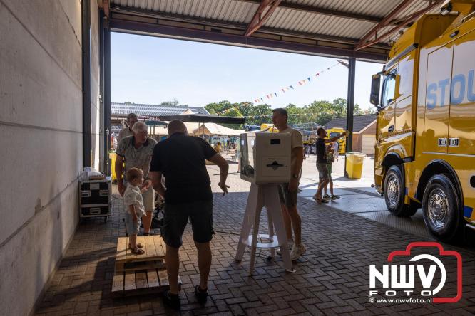 Kranen, trucks en bergingsvoertuigen stelen de show tijdens jubileumfeest van Kraan- en Bergingsbedrijf Stouwdam in Oldebroek. - &copy; NWVFoto.nl