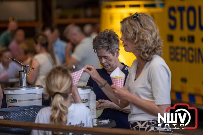 Kranen, trucks en bergingsvoertuigen stelen de show tijdens jubileumfeest van Kraan- en Bergingsbedrijf Stouwdam in Oldebroek. - &copy; NWVFoto.nl