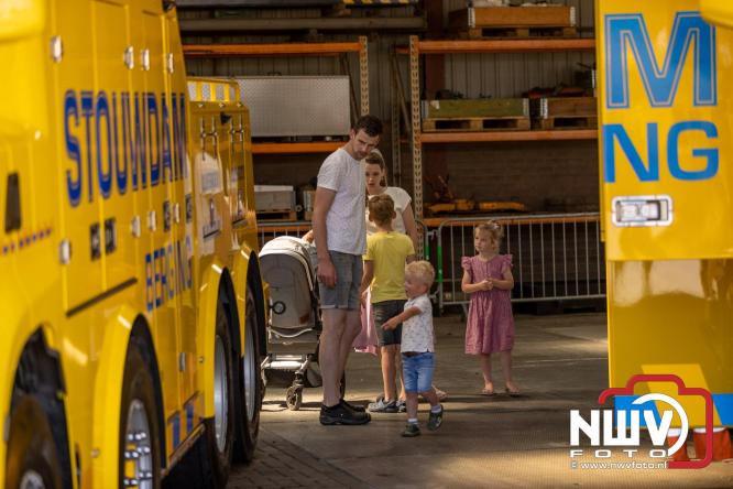 Kranen, trucks en bergingsvoertuigen stelen de show tijdens jubileumfeest van Kraan- en Bergingsbedrijf Stouwdam in Oldebroek. - &copy; NWVFoto.nl