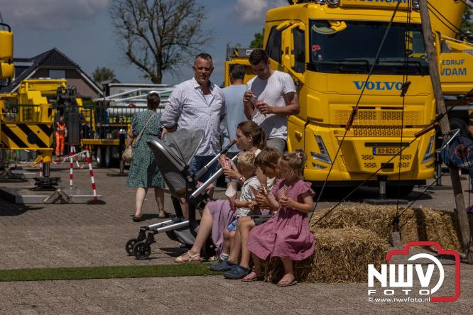 Kranen, trucks en bergingsvoertuigen stelen de show tijdens jubileumfeest van Kraan- en Bergingsbedrijf Stouwdam in Oldebroek. - &copy; NWVFoto.nl