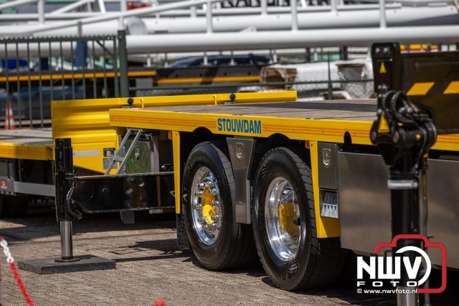 Kranen, trucks en bergingsvoertuigen stelen de show tijdens jubileumfeest van Kraan- en Bergingsbedrijf Stouwdam in Oldebroek. - &copy; NWVFoto.nl