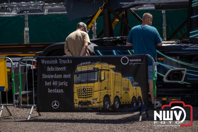 Kranen, trucks en bergingsvoertuigen stelen de show tijdens jubileumfeest van Kraan- en Bergingsbedrijf Stouwdam in Oldebroek. - &copy; NWVFoto.nl