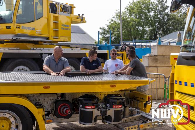 Kranen, trucks en bergingsvoertuigen stelen de show tijdens jubileumfeest van Kraan- en Bergingsbedrijf Stouwdam in Oldebroek. - &copy; NWVFoto.nl