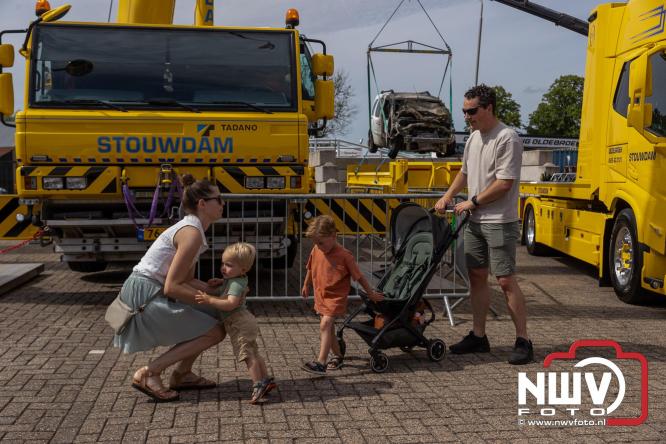 Kranen, trucks en bergingsvoertuigen stelen de show tijdens jubileumfeest van Kraan- en Bergingsbedrijf Stouwdam in Oldebroek. - &copy; NWVFoto.nl