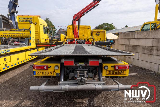Kranen, trucks en bergingsvoertuigen stelen de show tijdens jubileumfeest van Kraan- en Bergingsbedrijf Stouwdam in Oldebroek. - &copy; NWVFoto.nl