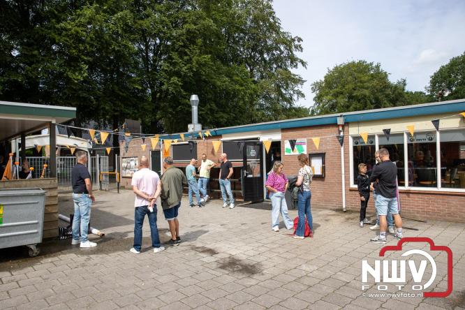 Supporters zwaaien met fakkels DSV'61 eerste team uit naar Rouveen voor de promotie wedstrijd naar de derde klasse tegen vv Ommen. - &copy; NWVFoto.nl