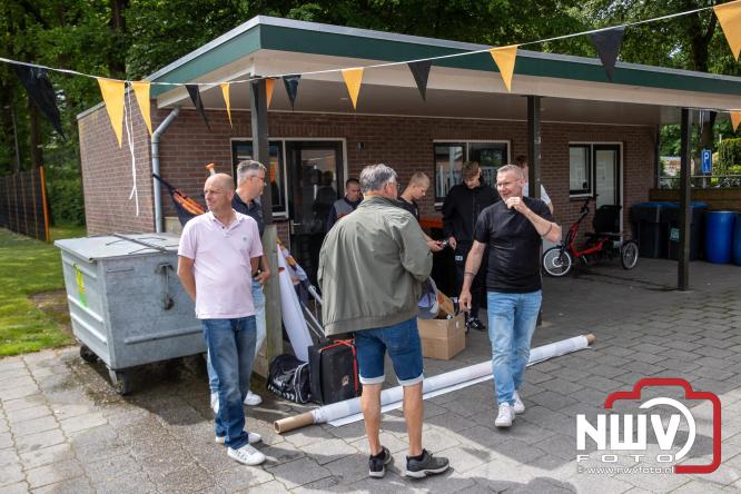 Supporters zwaaien met fakkels DSV'61 eerste team uit naar Rouveen voor de promotie wedstrijd naar de derde klasse tegen vv Ommen. - &copy; NWVFoto.nl
