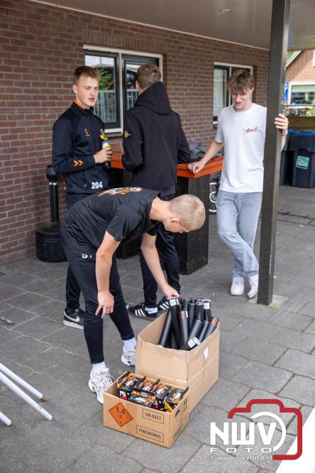 Supporters zwaaien met fakkels DSV'61 eerste team uit naar Rouveen voor de promotie wedstrijd naar de derde klasse tegen vv Ommen. - &copy; NWVFoto.nl