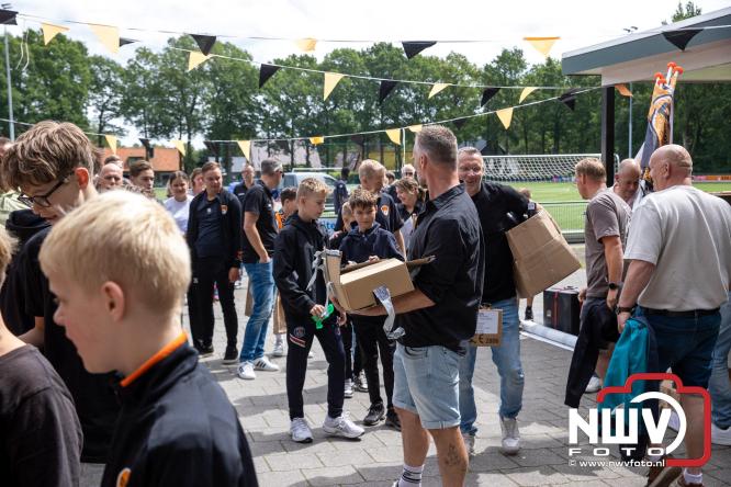 Supporters zwaaien met fakkels DSV'61 eerste team uit naar Rouveen voor de promotie wedstrijd naar de derde klasse tegen vv Ommen. - &copy; NWVFoto.nl