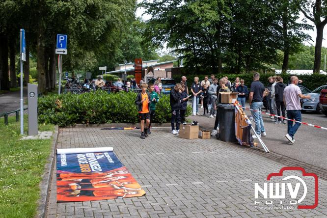 Supporters zwaaien met fakkels DSV'61 eerste team uit naar Rouveen voor de promotie wedstrijd naar de derde klasse tegen vv Ommen. - &copy; NWVFoto.nl