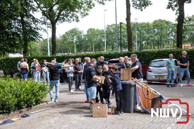 Supporters zwaaien met fakkels DSV'61 eerste team uit naar Rouveen voor de promotie wedstrijd naar de derde klasse tegen vv Ommen. - &copy; NWVFoto.nl
