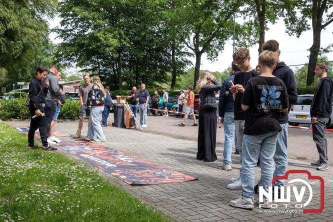 Supporters zwaaien met fakkels DSV'61 eerste team uit naar Rouveen voor de promotie wedstrijd naar de derde klasse tegen vv Ommen. - &copy; NWVFoto.nl