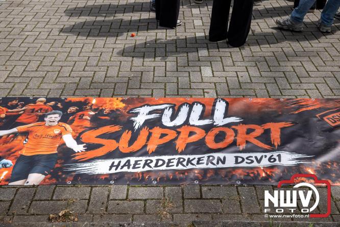 Supporters zwaaien met fakkels DSV'61 eerste team uit naar Rouveen voor de promotie wedstrijd naar de derde klasse tegen vv Ommen. - &copy; NWVFoto.nl