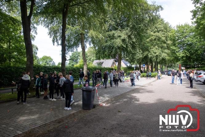Supporters zwaaien met fakkels DSV'61 eerste team uit naar Rouveen voor de promotie wedstrijd naar de derde klasse tegen vv Ommen. - &copy; NWVFoto.nl